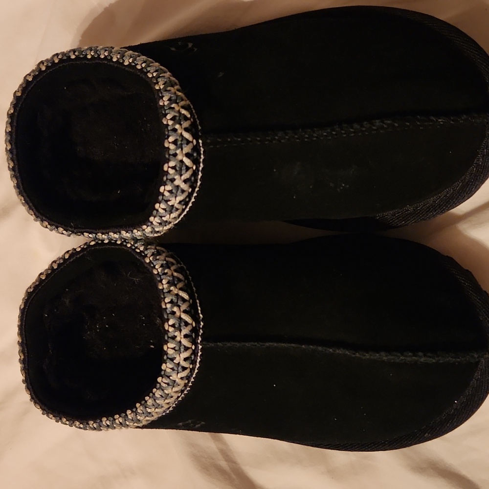 Kids slip on UGGs pre-loved  size us 1. Good condition.